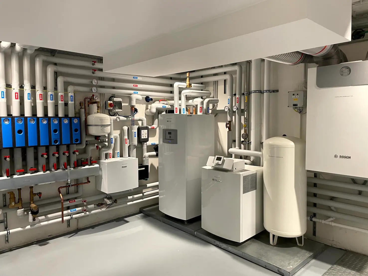 Modernisierter Heizungsraum mit Rohrleitungen und Wärmetechnik