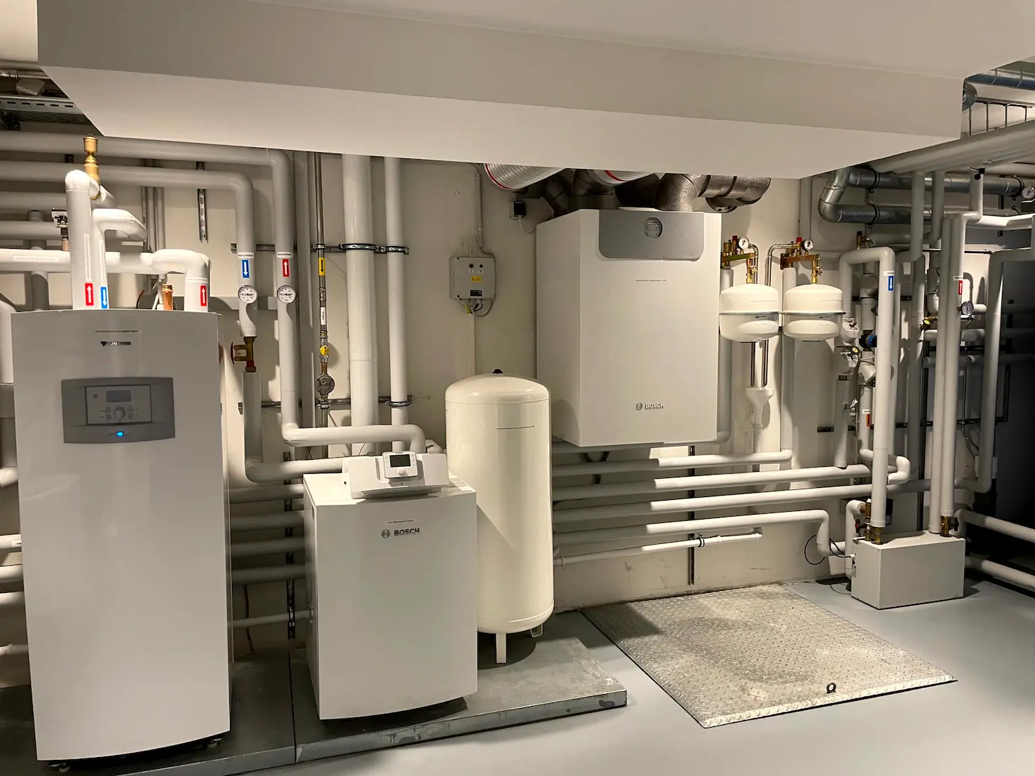 Moderne Wärmepumpeninstallation und Haustechnik
